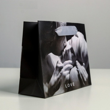 Маленький бумажный подарочный пакет Love - 15 х 12 см.